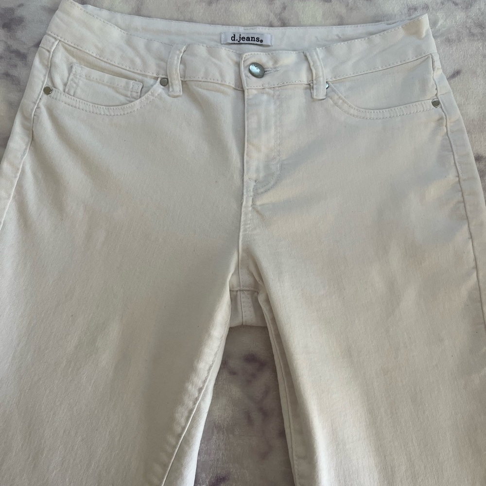 D. Jeans White Straight Leg Jeans Versatile Style.
Like New